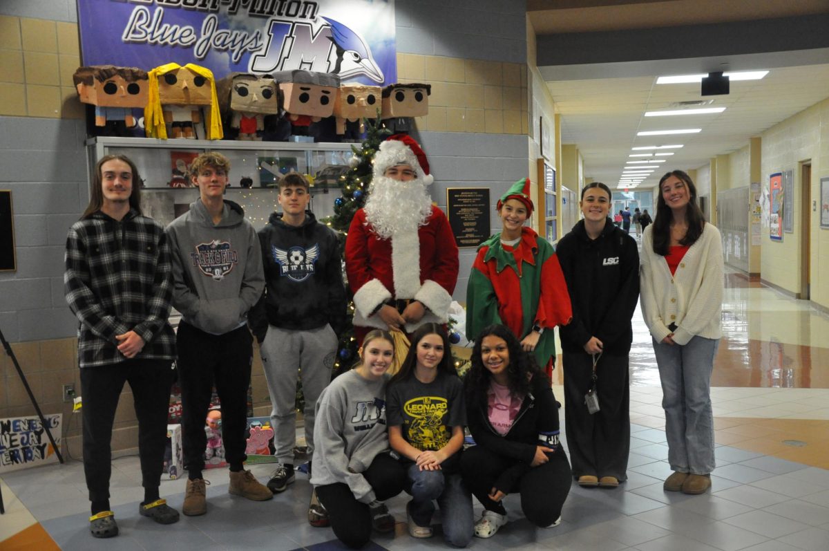 SADD spreads Christmas cheer!